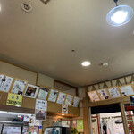 支那そば 伊藤 - 店内には有名人のサインが並びます