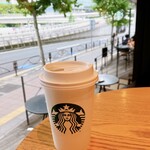 スターバックス・コーヒー - 丁度カップにブロックされて、放置状態が隠れた笑