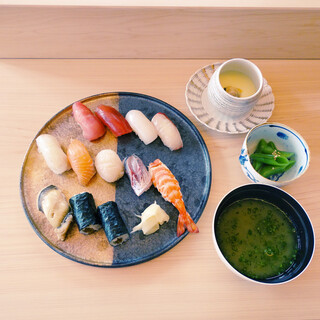凸显传统技术和工匠个性的寿司和日本料理发办套餐