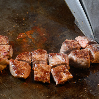 オージービーフ使用のステーキやお好み焼きなどを鉄板焼きで堪能