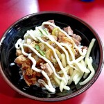 家系ラーメン とらきち家 - カスタマイズ完了！（ライス用ニンニク、刻みショウガ、マヨネーズをトッピング♪）