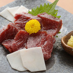 恵比寿 吉乃坐 - 店主の故郷・熊本直送の馬刺し(ご予約制)