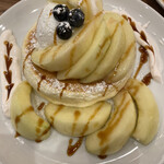 高倉町珈琲 - 季節限定、山梨産の桃をふんだんにあしらったパンケーキ