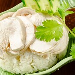 Hainanese chicken rice [Khao Man Gai]