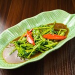 Stir-fried green vegetables with oysters over high heat