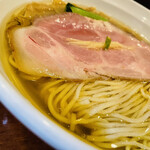 想 - 【淡麗塩ラーメン】900円。細麺をチョイス。細麺の見た目が麗しい。もちろん麺は美味しい。