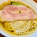 SOU - 【淡麗塩ラーメン】900円。細麺をチョイス。細麺の見た目が麗しい。もちろん麺は美味しい。