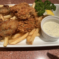 グランド・セントラル・オイスターバー&レストラン 品川店 - ２種カキフライランチ１４００円。普通のものと、衣が細かいニューヨークスタイルの２種です。カキフライもポテトフライもとても美味しかったです（╹◡╹）