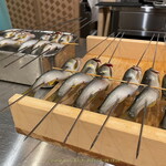 日本ばし さく間 - 串うちが終わったばかりの鮎たち