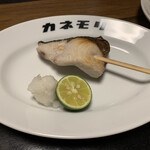 酒とアテと焼魚 カネモリ - 原始焼き　ブリ