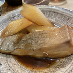 食堂 おがわ - “真似鰹とウドの煮付け。魚の煮付けって結構な時間かけてコトコトと煮て味を染み込ませる印象ですが…。ここはささっと身を捌いて煮込み時間は10分前後！身の中まで味を染み込ませないんです。う〜ん、新しい！