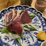 食堂 おがわ - 藁で焼いた“塩鰹タタキ”。辛子を付けてオクラと玉ねぎの細切りと一緒に食します。この“四身一体感”！ポン酢をババっと掛け浸すのも従来通り美味しいのですが、これは又別格の味わいです。本当に素晴らしい！