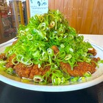 waxashokukicchiniito - ネギ盛りソースカツ丼の総重量は1kg位あります