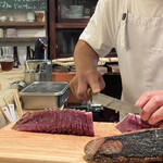 食堂 おがわ - 絵に描いたような鰹の紋様も鮮やかな、これから藁で炙り焼く前の鰹の切り身です。この赤身の色味！無茶苦茶旨そうです！