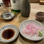 食堂 おがわ - 件の“グジのお刺身”。　　　　　　　　　　　　　　　以外と提供するお店は無いのでは？しかもこのクオリティーとなれば…。初夏の宵、“グジ刺身”にやや甘口の冷酒！日本人でつくづく良かったと思う瞬間です。