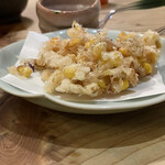 食堂 おがわ - “コーンと新生姜のかき揚げ”胡椒をチョイ振り掛け。これも新しい！初めての味わい、美味しさ。天麩羅専門店でも食せない一品では？本当に素晴らしい‼️