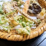 郷土料理ともん - ひょろっとしたのがトリアシショウマだな。