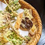 郷土料理ともん - 赤いのはマスタケ。芋みたいな食感です。