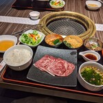 Yakiniku No Meimon Tendan - 特上ロースランチ✨御飯、スープ、サラダ、小鉢3種付
