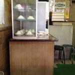 八福 - おにぎりのショウケース。