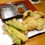高田屋 - 「鱧とアスパラの天ぷら盛り合わせ」です。
