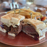 ザ タヴァン グリル＆ラウンジ - 