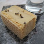 クイントカント - フォアグラのウェハース：レモンマルメラータ、マルドンの塩、コショウ  ビーツ・カルド：キジ・カルド1