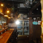 中むら - 分厚い杉の木が使用されたカウンター席