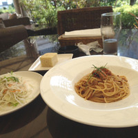 カレス - ランチセットにはサラダとパンとドリンクがつきます。
