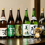 Mametanuki - いくつかの酒を「飲み比べ」もできる。地酒を取り揃え