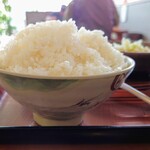 もつ煮屋 日の出食堂 - ごはん（大盛・おかわりOK！）
            
            ご飯まで大盛りで注文。到着してBigサイズに後悔…
            粒が立ち、甘味も感じ美味しい。
            固めの炊きあがりが、スープへ浸して食べるのには最高！！