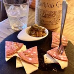 Bar 原点 - 『ボロニアソーセージとチーズのミルフィーユ～Hotアボカドソース～』＋『Bathtub Gin』