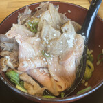 近江熟成醤油ラーメン 十二分屋 - 十二分屋丼の飯にラーメンチャーシュー＋胡椒たっぷり掛け