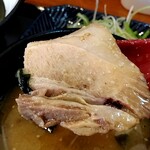 俺の中華たなか家 - 「チャーシュー」リフト⤴️熱々スープに浸した後にリフト⤴すると、もうとても柔らかぁ〜♥️