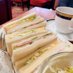 珈琲専門館 伯爵 - オーソドックスなサンドイッチは食べやすい大きさで、安定安心の味です♪