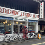 INODA COFFEE - 入り口は、白い方では無く、右の日本家屋の方だ。店前で写真をパシャパシャ撮っている人が目立つ。
