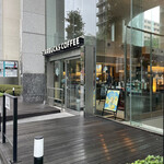 スターバックス・コーヒー - 京都三条烏丸ビル店とは目と鼻の先の、烏丸六角店。