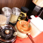 赤家 - 卓上の調味料