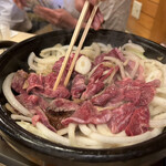 牛や たん平 - もう少し焼いたところで火を落とす。余熱で焼けてゆく