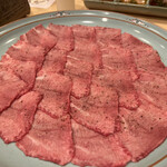 牛や たん平 - メインのタン　片面10秒のみ　赤が2割ほど残った絶妙なタイミングで