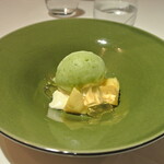 リストランテ カノフィーロ - パイナップルとバジリコのソルベ　蜂蜜のムースと白ワインのジェラティーナ