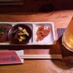 心楽 - 乾杯～。突き出しも美味しいんだよね。