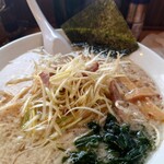 椿ラーメンショップ - ネギラーメン(デフォで背脂多め)