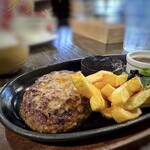 Naturevin - ＊ハンバーグは手ごねでオーダー後丁寧に焼かれていましたので、美味しそう。 ジューシーで柔らかくお肉の旨味を感じ美味しい、このハンバーグ好きですね。^^