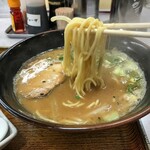 らーめんじゃ！川田商店 - みそらーめんの麺