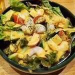 和酒・煮込み らいどん - えびとアボカドごろごろサラダ