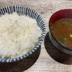 肉酒場にゃぶ - ご飯、赤だしはおかわり可