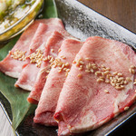 太田精肉店 - 【絶品！牛タンネギ塩】特製塩ダレにつけてお召し上がり下さい。