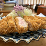 Atsugiri Tonkatsu Yoshihei - 横から