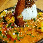 Curry&Spice HANAKO - 2種盛り 1300円、スパイシー半熟ゆで卵 150円、揚げバナナ 100円、ルー増し 200円、ライス大盛り 100円、ライスちょい足し(50g) 無料